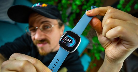 how to turn off fitbit versa